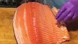 日本人切生鱼片秀刀工，嘲笑中国厨师刀工差中国厨师一道菜回敬
