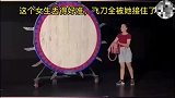 这个妹子好厉害，飞刀飞出去接套圈