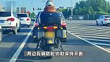 男子偶遇安装辅助轮大摩托，起步收起那一刻太丝滑：像飞机起落架一样