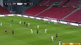 第63分钟伊斯坦布尔球员登巴·巴射门 - 打偏
