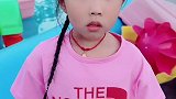 孩子玩划船，贪玩爸爸居然也想玩，可惜妈妈不让他玩！