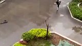 超暖心!雨天怕妹妹鞋子踩湿 哥哥一路把她背回家