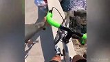 这是高手啊！极限自行车达人在海堤上自如行走 看得心惊胆战