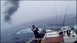明明命中了一条大鱼，水手却很淡定！死死抓牢鱼竿！