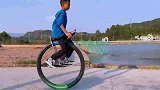 人小鬼大这句话没错，小男孩骑着这么大个独轮车，看他怎么上车