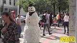 恐怖雪人恶作剧，假扮雪人在街上吓路人，还与路人一起尬舞