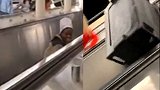 电梯惊魂！巨大餐车从扶梯砸下游客瞬间爬上扶手逃命