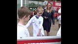 英超-1718赛季-太秀了!为索要英格兰球员签名 秀销魂舞姿简直6的飞起