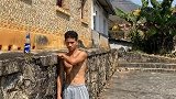 云南德宏：男子没有任何助跑定点起跳，一跃跳上和肩膀齐高的台阶
