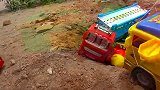 起重机和消防车帮助汽车工程车玩具，婴幼儿宝宝早教益智游戏视频