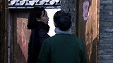 玉芬拿革命军属烈属光荣两块牌子当门神