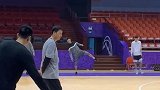 王治郅在指导男篮训练中，中国男篮加油！