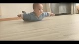 小宝宝像小飞机一样趴着我要起飞啦！