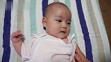 宝宝又看见熟悉的体温计，可爱的小动作，太萌了