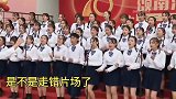 小伙子在队伍里面能起到什么作用呢，根本就听不到他的声音啊