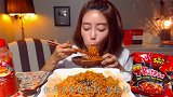 三个小伙极限挑战吃火鸡面，整整两大包，网友：坐等被辣哭！
