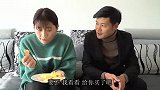 丈夫半夜发烧，妻子买药忘带雨伞返回，听到婆婆和丈夫对话