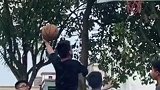 广东云浮：15岁独臂少年运球投篮成功，速度令人惊叹