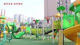 旋转滑梯：甜甜和来福玩滑梯，没想妈妈的体重让滑滑梯都颤抖！