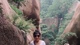 翻过了山坡又踏过了水