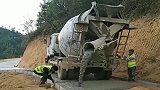 也不知道农村是怎么修路的，这何年何月才能修完呀，咱也不敢说，咱也不敢问