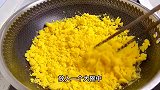把玉米面倒入滚烫的开水中，解锁一道新吃法，松软香甜，越吃越香