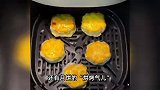 汉堡、面包皆可成月饼!今年中秋流行“爆改月饼”,网友炸锅