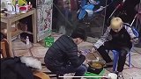 监控拍下小伙吃火锅报废手机，弄得我都不敢再吃了