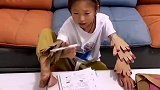 女孩做数学题发现手指不够用，拿出秘密武器还不行崩溃痛哭！