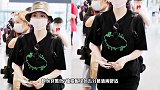 张靓颖现身机场，获绯闻男友护驾，超甜蜜