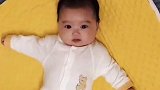 外婆给宝宝包抱被，上一秒暖，下一秒卷
