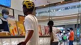中午用饭高峰期，外卖小哥急到骂人