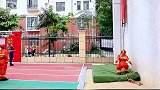 消防员训练引来小粉丝，小迷弟加油声不断