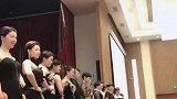女人们穿紧身裙好性感