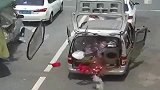 监控：五菱面包车爆炸，生生的炸成“劳斯莱斯”