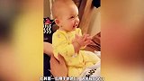 小宝宝肚子突然大如球,妈妈好奇走近一看,瞬间笑喷了