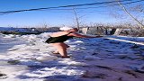 大雪天游泳，身体好