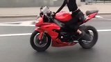 路上偶遇川崎美女骑手，站起来挑衅我的那一刻，感觉我怂了