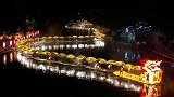 广西桂林：国庆奇幻夜！720米“金色巨龙”游弋遇龙河