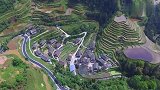 贵州这个小山村都是传统木房，路也修这么好，难得这里有高人居住