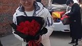 男子带着家人上门提亲，还给女方带了一束花，两兄弟不能结婚