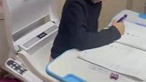 男孩写作业时总想上厕所，爸爸决定直接把书桌搬到厕所