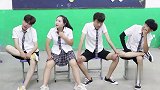 老师上礼仪课，同学们的吃相非常夸张，太逗了