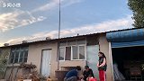 夕阳西下，农家院里鸡鸭鹅成群结队，叽叽嘎嘎，好热闹啊！