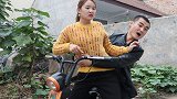 美女司机跑摩的遇同村小伙，坐前面后面都被占便宜，结局笑趴了