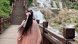 景区偶遇汉服小姐姐，本以为是个淑女，下一个动作暴露了本性！