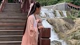 景区偶遇汉服小姐姐，本以为是个淑女，下一个动作暴露了本性！