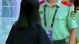 兵哥哥给女生指完路后，发现有人拍照