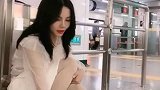 我在地铁上看到的小妹妹，这是什么样的操作