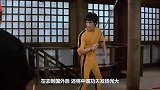 李小龙开创的寸拳威力有多大？老外苦练十余年，半米砖块一碰就碎
